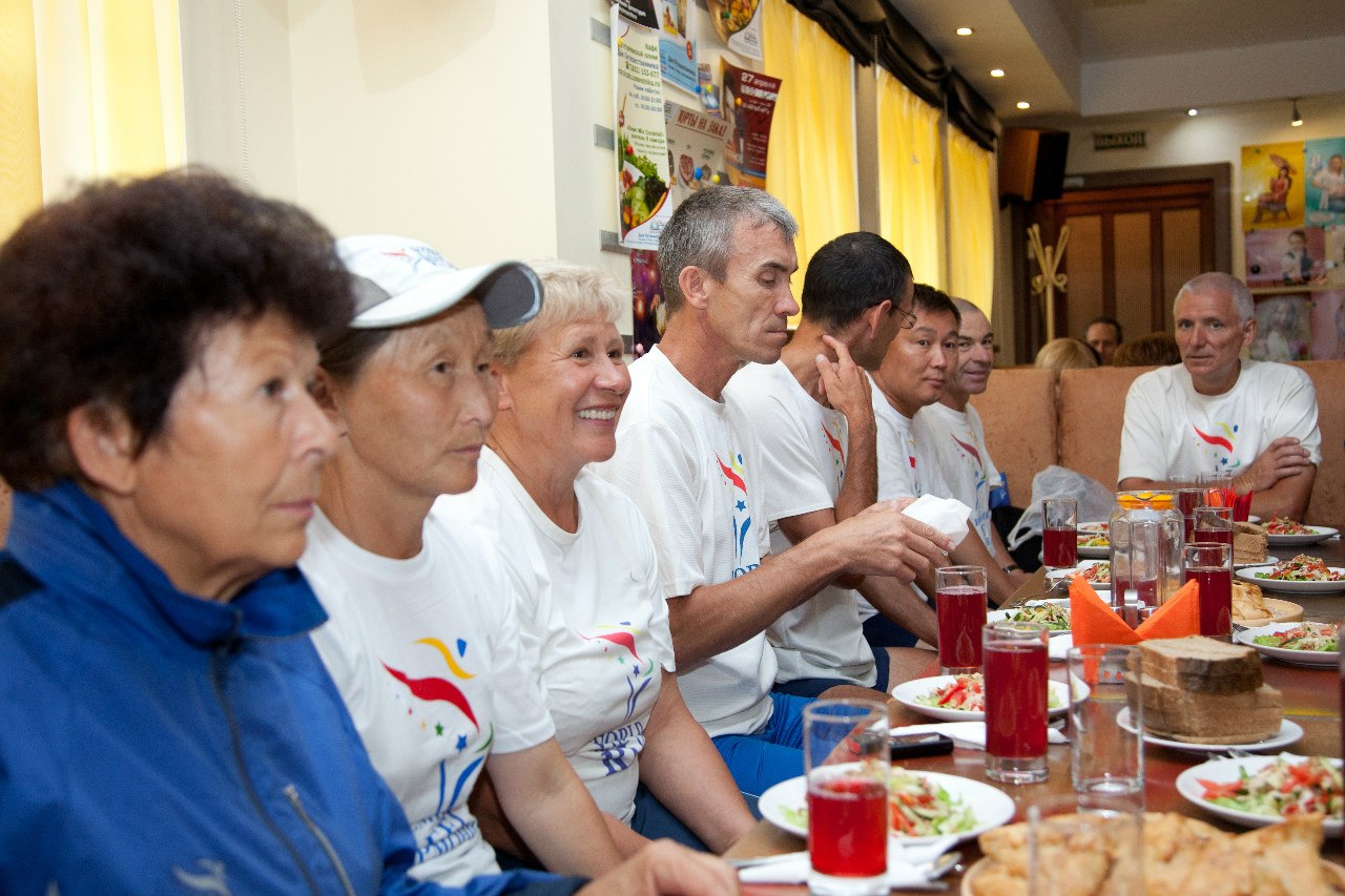 Участники акции «Всемирный бег гармонии»